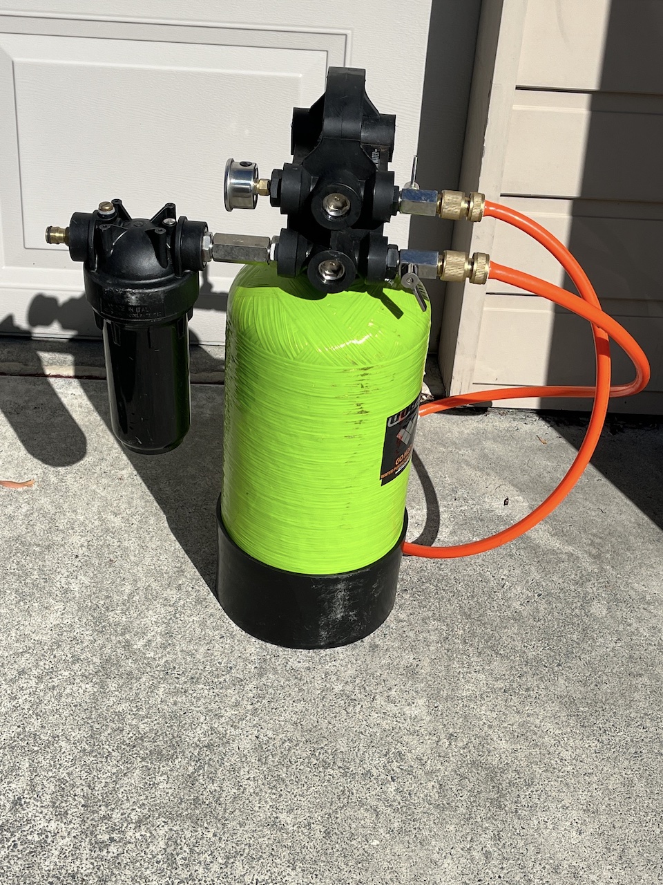 Deionised water solar panel cleaning process